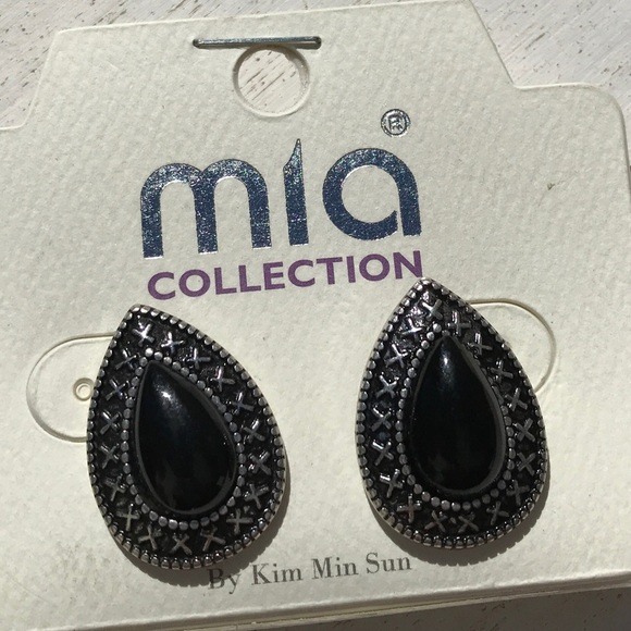 MIA Collection Pierced Costume Earrings NWT - Picture 1 of 2